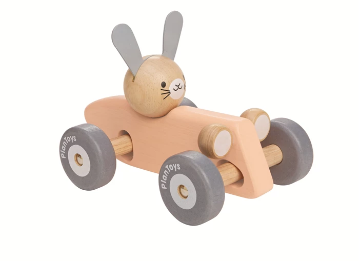 Hase im rosa Rennwagen