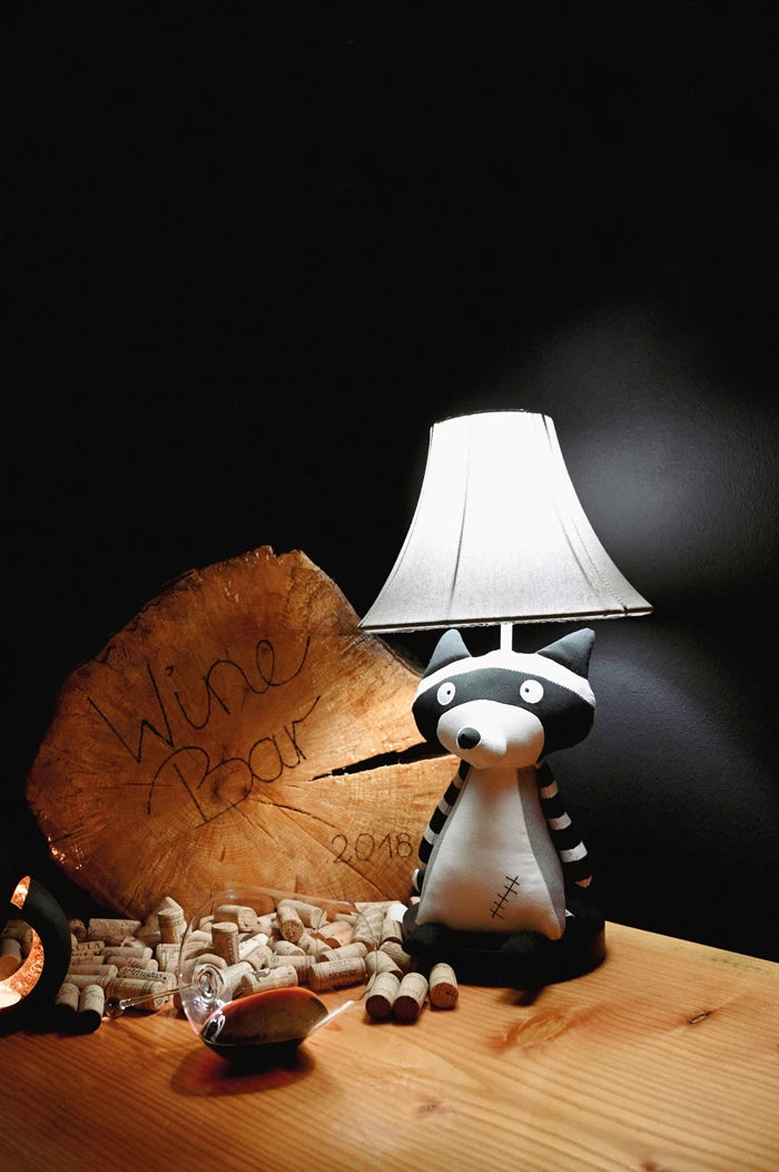 Happy Lamps Design-Tischleuchte Ben der schelmische Waschbär