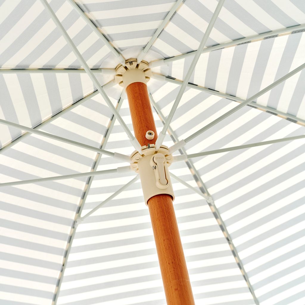 Sunnylife Luxuriöser Strandschirm Seagrass Stripe