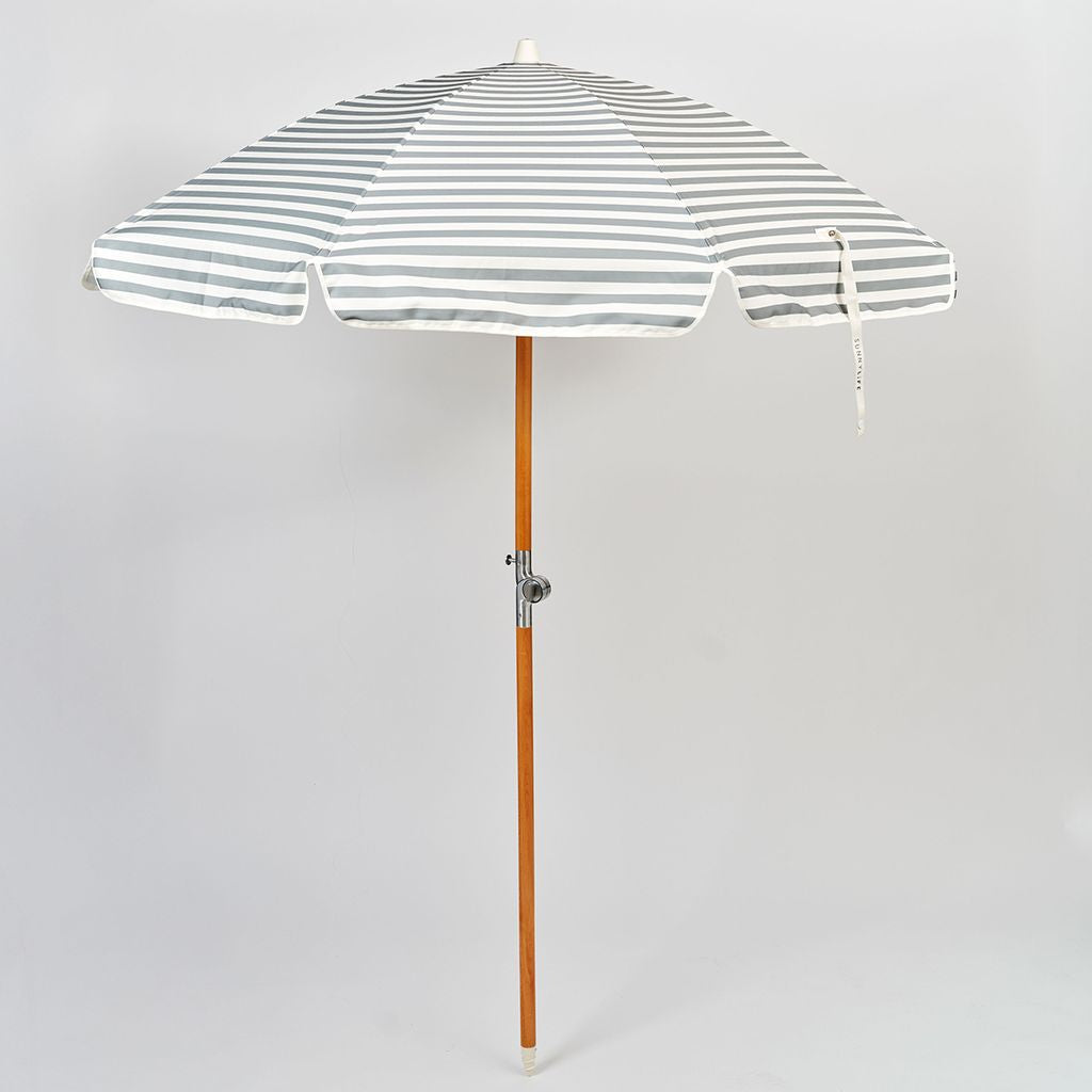 Sunnylife Luxuriöser Strandschirm Seagrass Stripe