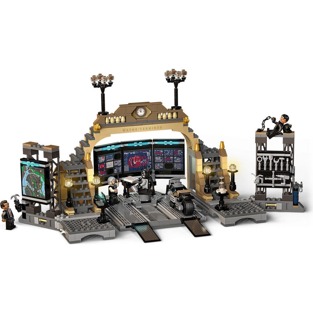 LEGO DC Comics Super Heroes Batman Bathöhle Duell mit Riddler 76183