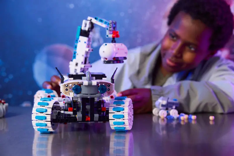 LEGO Technic Lunar Outpost™ Mondrover-Raumfahrzeug 42211