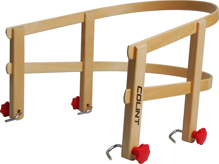 Ergonomischer Holzschlittensitz Davos mit roten Metallhalterungen, passend für gängige Holzschlitten.