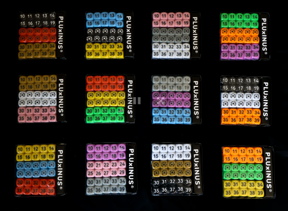 PLUxINUS Würfelspiel dreifarbig assortiert