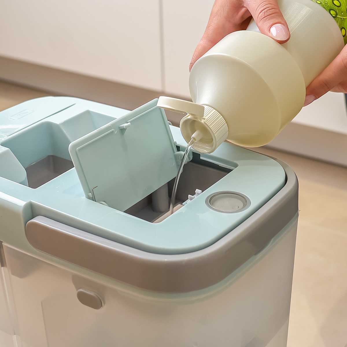 CREaCLEAN CleanAqua – Mop mit elektrischer Frischwasserpumpe