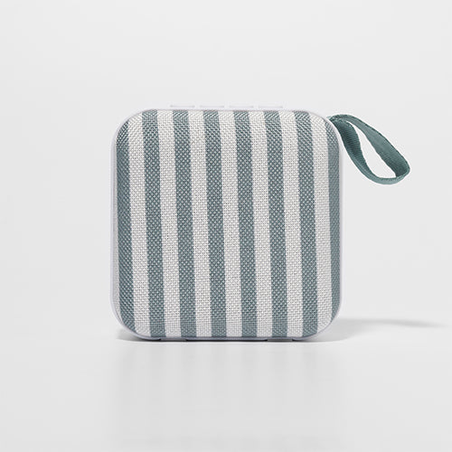 Sunnylife Tragbarer Reise Lautsprecher The Vacay Olive Stripe