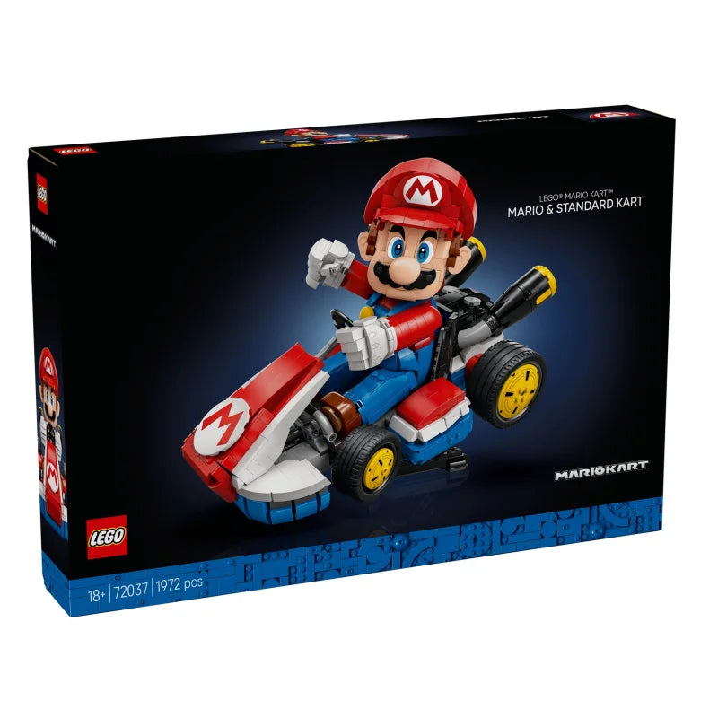 LEGO Set mit Mario Figur im typischen Mario Kart Standard-Kart, farbenfroh und detailreich.